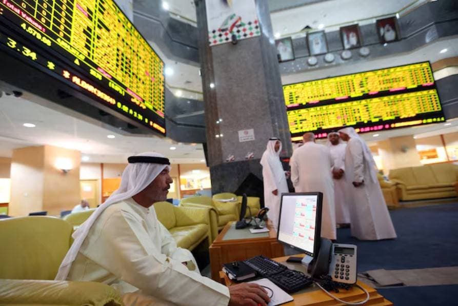 مستثمر يراقب شاشة الأسهم في سوق أبوظبي للأوراق المالية. "رويترز"