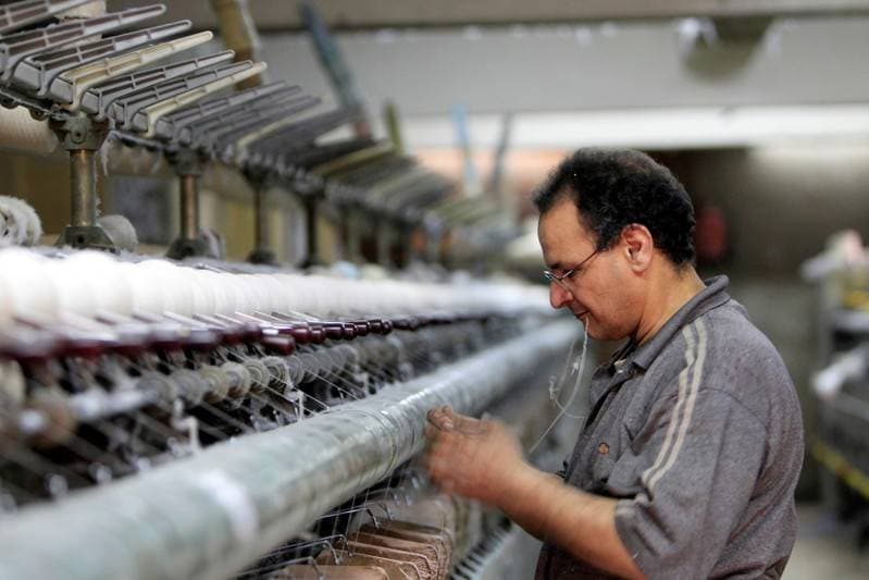عامل في مصنع للمنسوجات في المحلة الكبرى "رويترز"