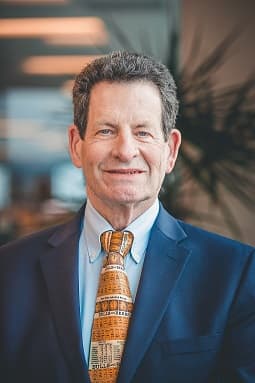 كين فيشر أكبر مستشار استثماري عالمي ينضم إلى كوكبة كتاب "الاقتصادية"