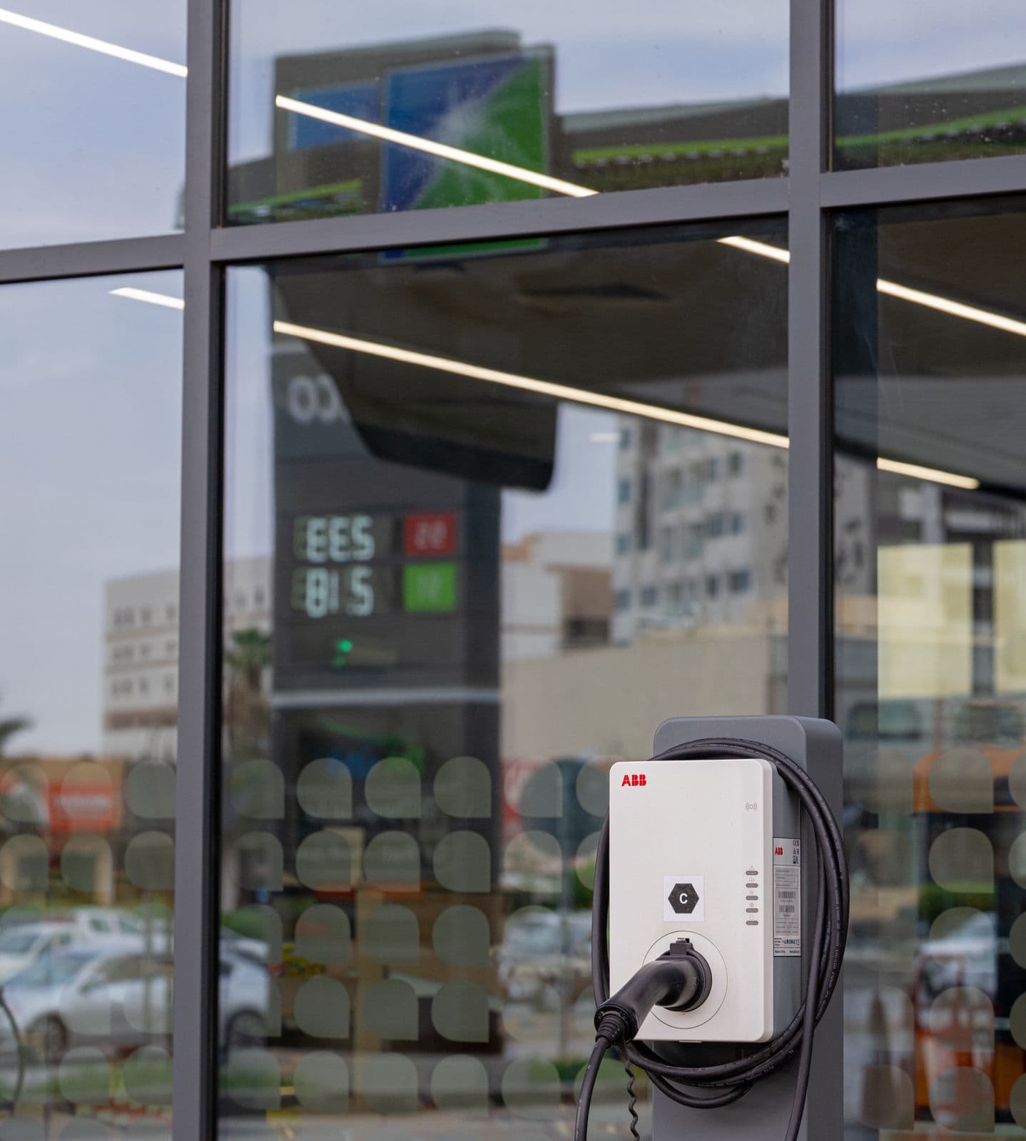   تأمين أجهزة شحن السيارات يكون بعد اعتماد المواصفات الخاصة بها. تصوير: يوسف الدبيسي - الاقتصادية