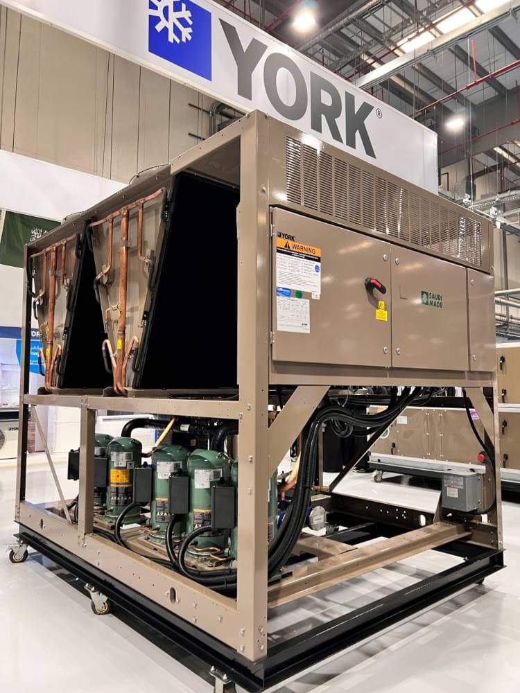 أجهزة التكييف الهوائية (التشيلرات) يتم تصنيعها في مجمع يورك الصناعي في مدينة الملك عبدالله الاقتصادية.