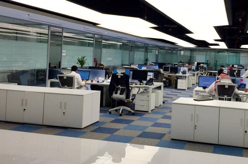 أبرز القطاعات الثلاثة التي أدرجت شركاتها، الخدمات التجارية والمهنية والتطبيقات وخدمات التقنية والمواد الأساسية.