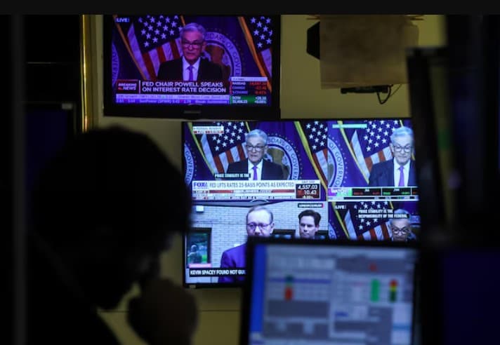 متداول يتابع خطاب جيروم باول رئيس الفيدرالي على أرضية بورصة نيويورك. رويترز