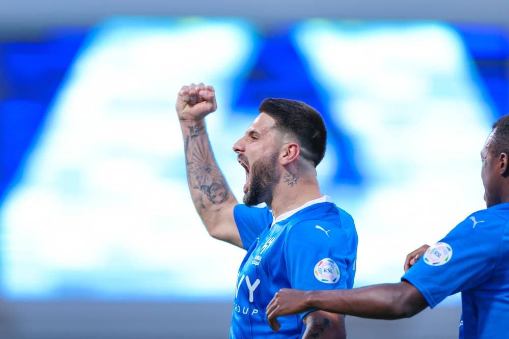 ميتروفيتش فرحا بهدف الهلال الأول خلال المباراة. تصوير: يزيد السمراني - "الاقتصادية"
