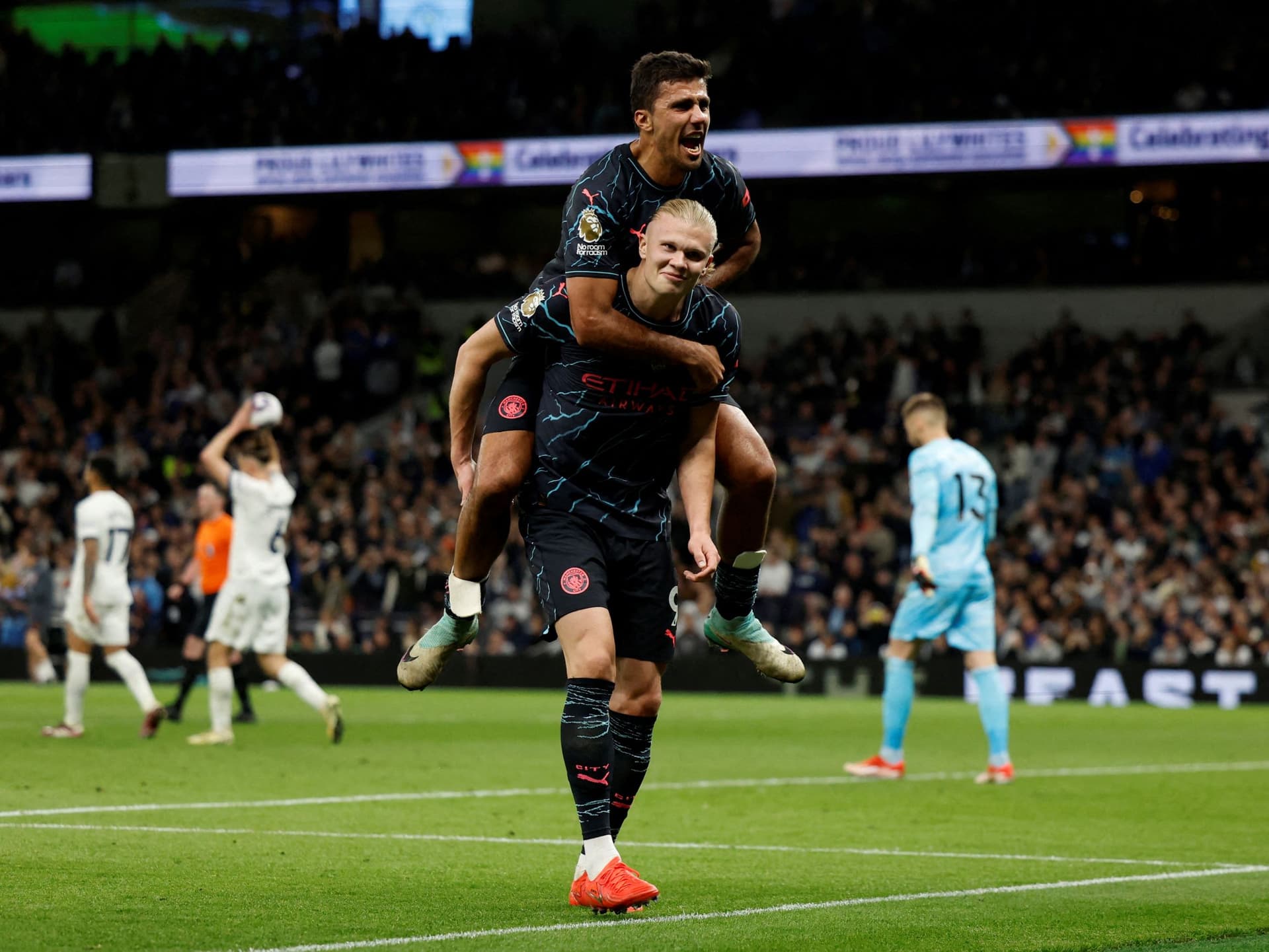 تمكن مانشستر سيتي من الفوز على  توتنهام 2 / 0 في مباراة مؤجلة من المرحلة الـ 34. المصدر: رويترز