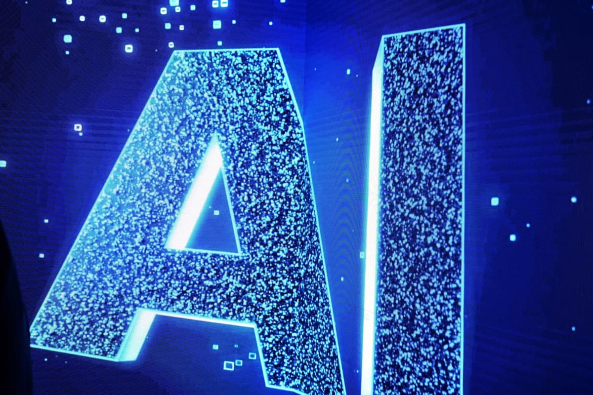 شاشة تعرض الحرفين الأولين من عبارة "Artificial Inelegance" (الذكاء الاصطناعي). "بلومبرغ"