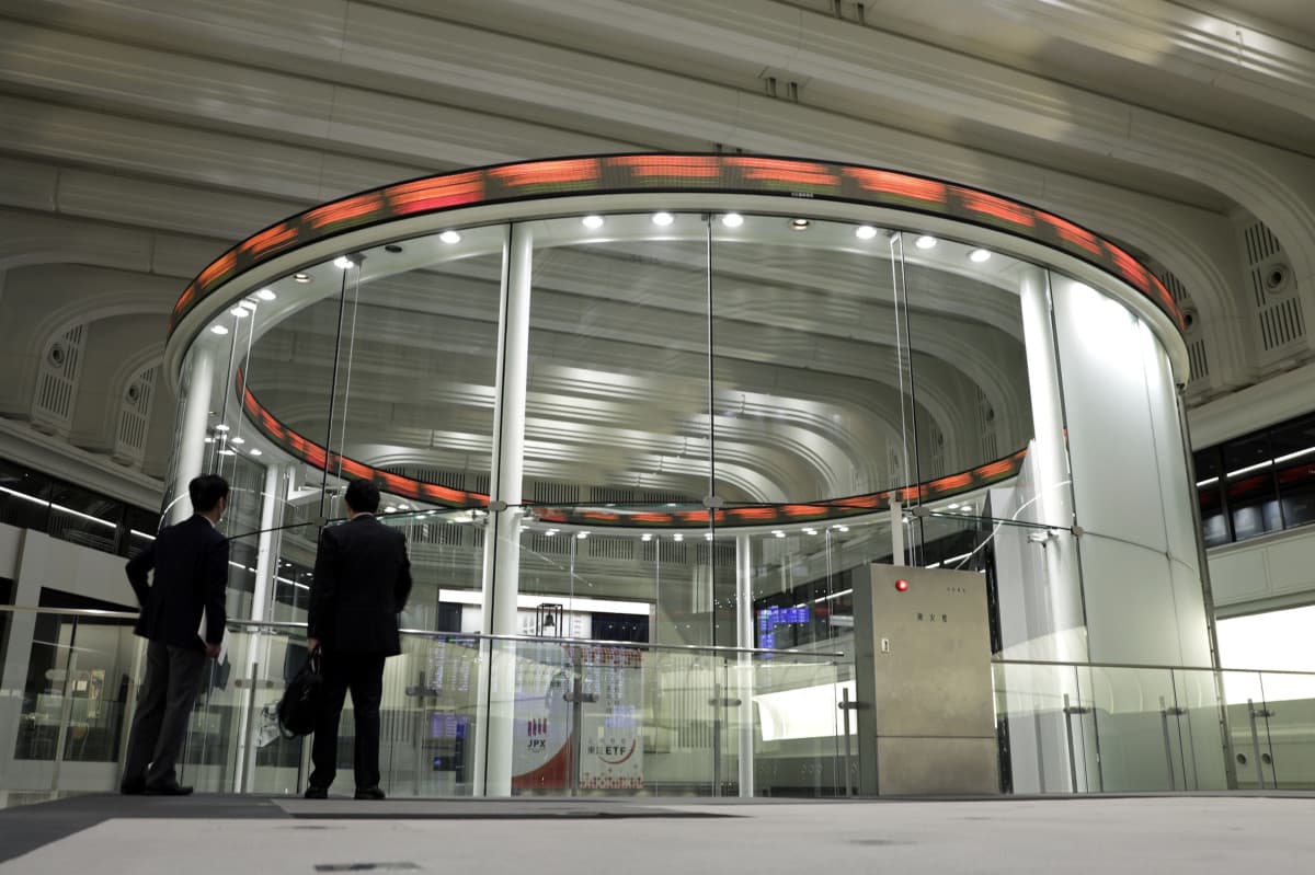 متداولون ينظرون إلى مؤشر إلكتروني في بورصة طوكيو. "بلومبرغ"