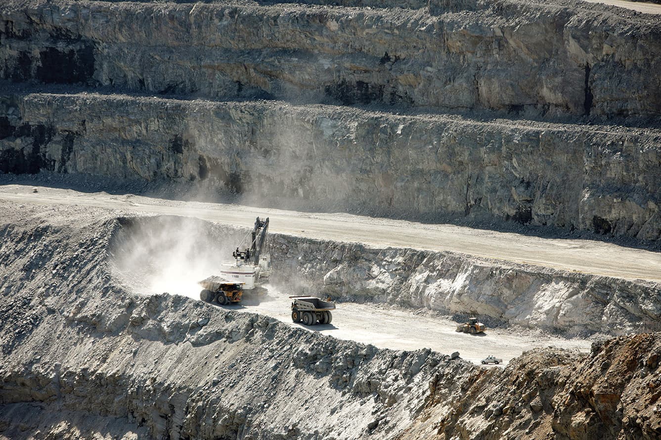 نظام الاستثمار التعديني ولائحته التنفيذية حدد 6 أنواع من الرخص التعدينية.