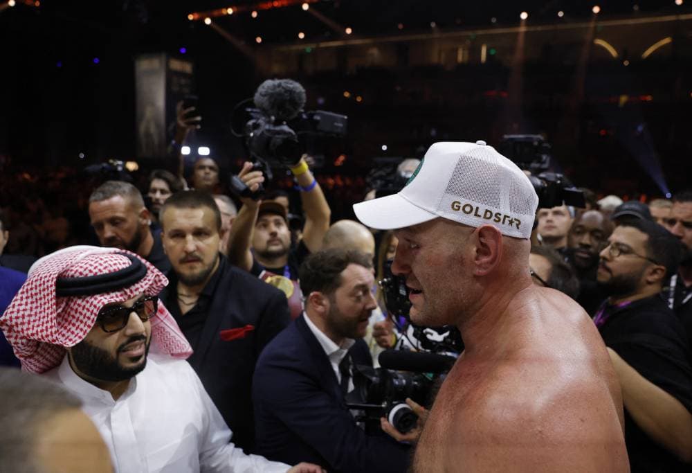 أوسيك يهزم فيوري بالنقاط محرزا أول لقب عالمي موحد للوزن الثقيل في ربع قرن