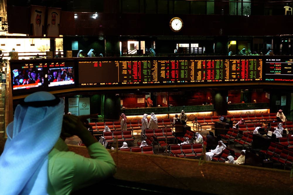 متداول في البورصة الكويتية. "رويترز"