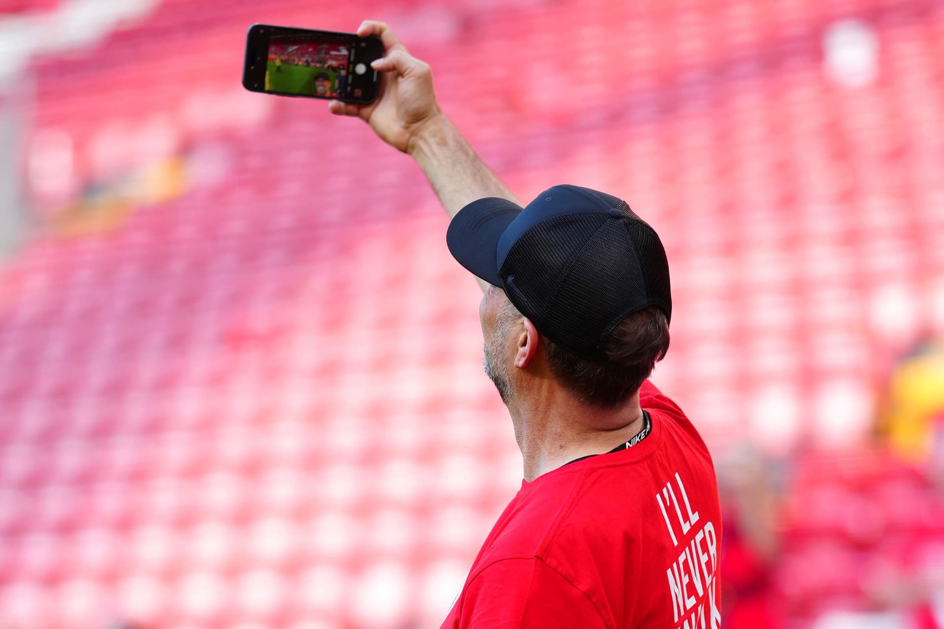 المدرب الألماني يورجن كلوب يلتقط الصورة الأخيرة له مع ليفربول في ملعب «آنفيلد». (أ. ب)