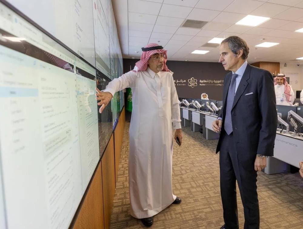 الرئيس التنفيذي لهيئة الرقابة النووية خالد العيسى خلال استقباله في وقت سابق مدير الوكالة الدولية للطاقة الذرية، في مقر الهيئة. "واس"