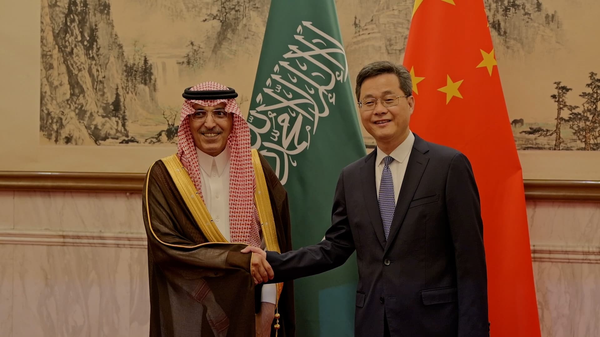 وزيرا المالية السعودي والصيني على هامش جلسات اللجنة الفرعية المالية في بكين اليوم.