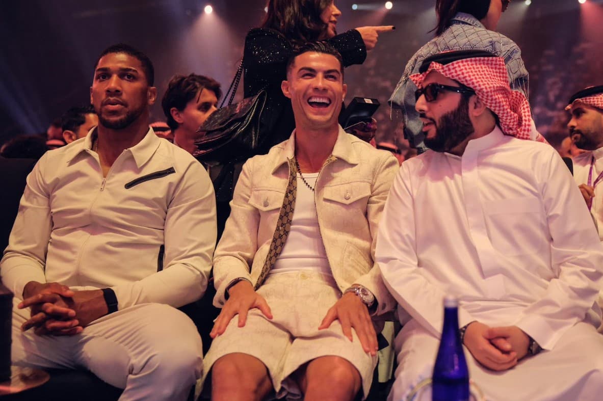 تركي آل الشيخ والبرتغالي رونالدو خلال «نزال النار» على حلبة «المملكة أرينا».