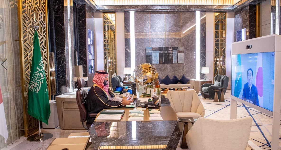 ولي العهد السعودي خلال الاجتماع المرئي مع ئيس الوزراء الياباني. المصدر: "واس"