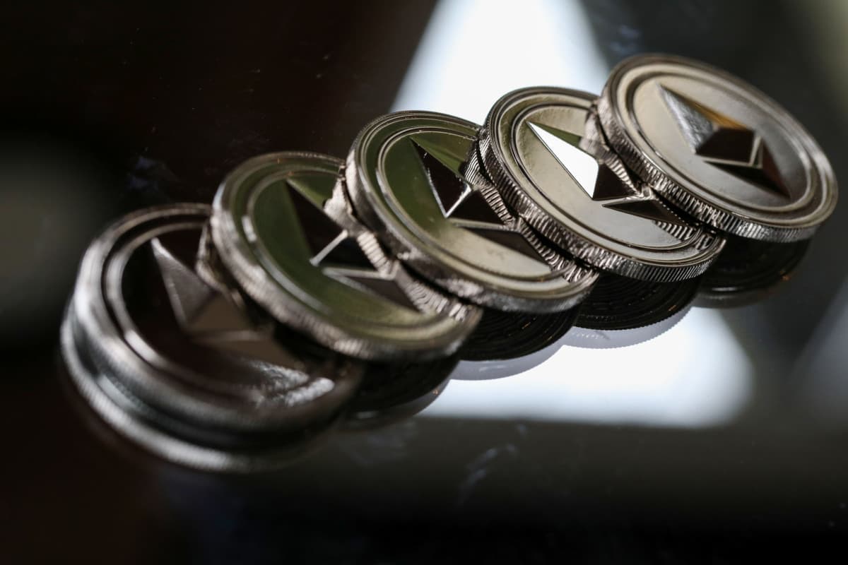 شعار عملة إيثريوم يزين مجموعة من المسكوكات المعدنية.  "بلومبرغ"