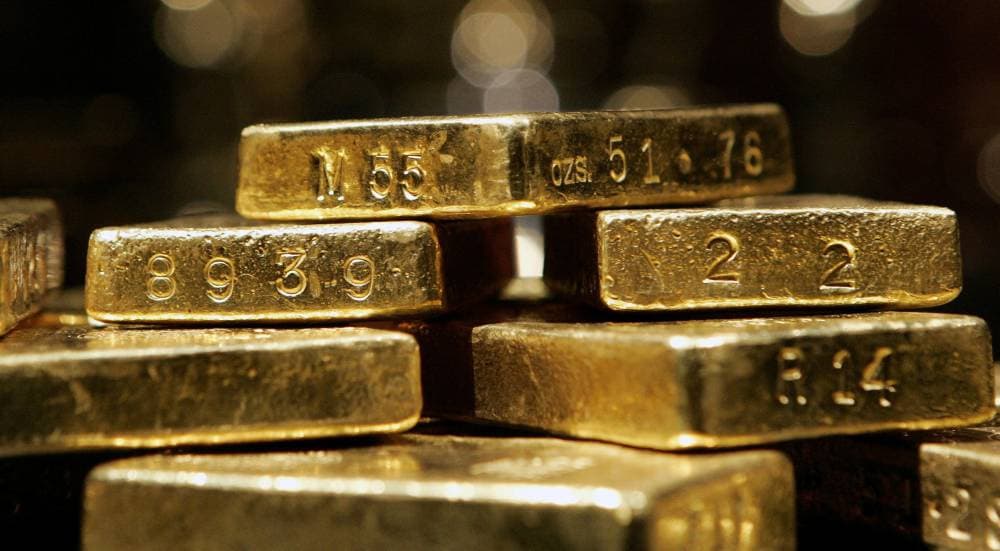 FILE PHOTO: American gold bars stand on display during a preview of "Gold", a new exhibition dedicated to the highly prized mineral at the American Museum of Natural History in New York, November 15, 2006.   REUTERS/Mike Segar/File Photo