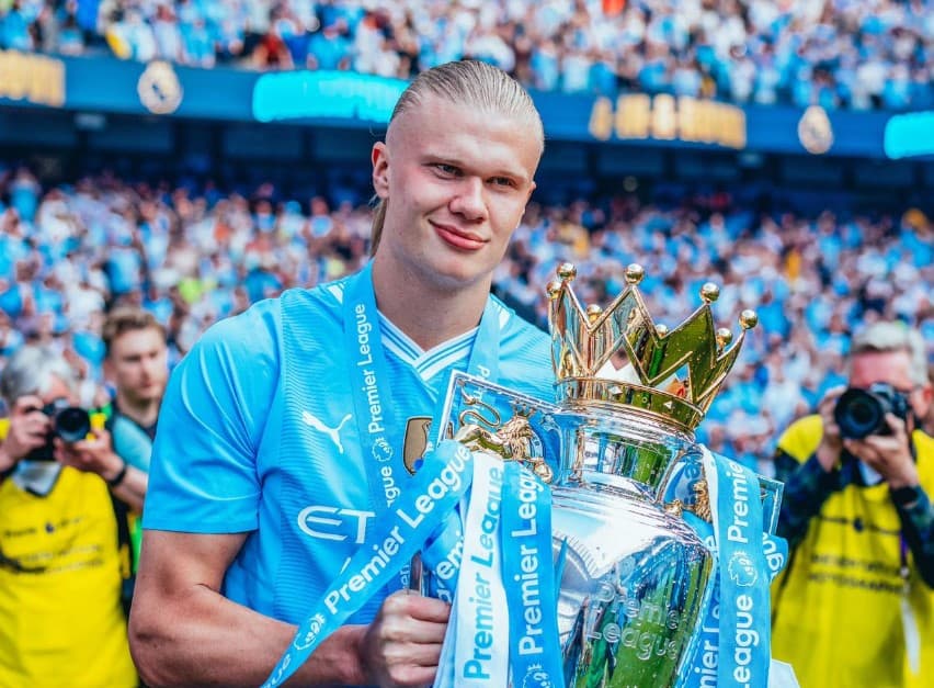 هالاند يحتفل لقب الدوري الإنجليزي الذي أحرزه مانشستر سيتي.