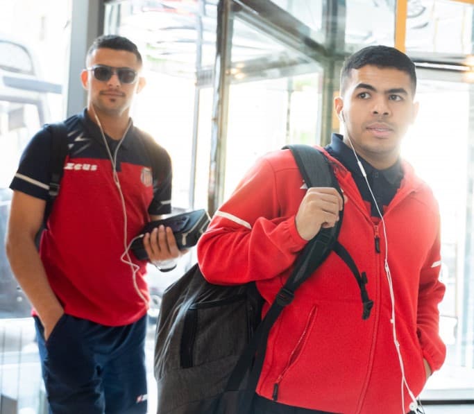 يحيى الشهري لاعب نادي الرياض بعد الوصول إلى الدمام تأهبا للقاء الخليج. (مركز الرياض الإعلامي)