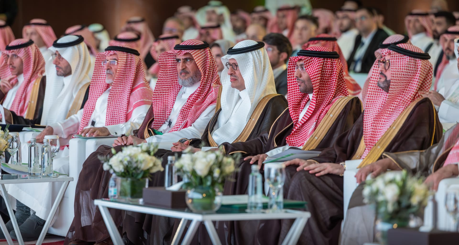 وزير الطاقة الأمير عبدالعزيز بن سلمان يتوسط الحضور خلال ملتقى إسكو في الرياض، اليوم. المصدر: حساب وزارة الطاقة عبر منصة x