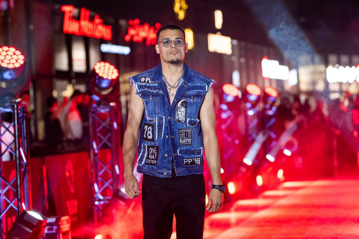 الملاكم الليبي مالك الزناد يستعد لمواجهة الروسي ديمتري بيفول على حلبة "المملكة أرينا".