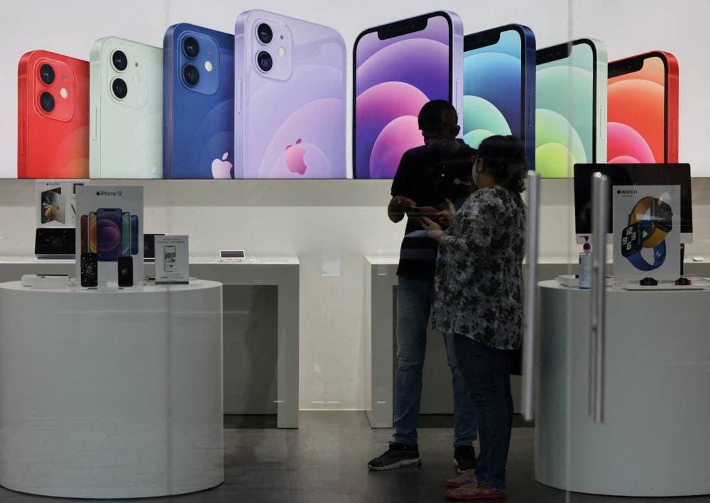 انخفضت مبيعات الآيفون 10% في الأشهر الثلاثة الماضية. "رويترز"