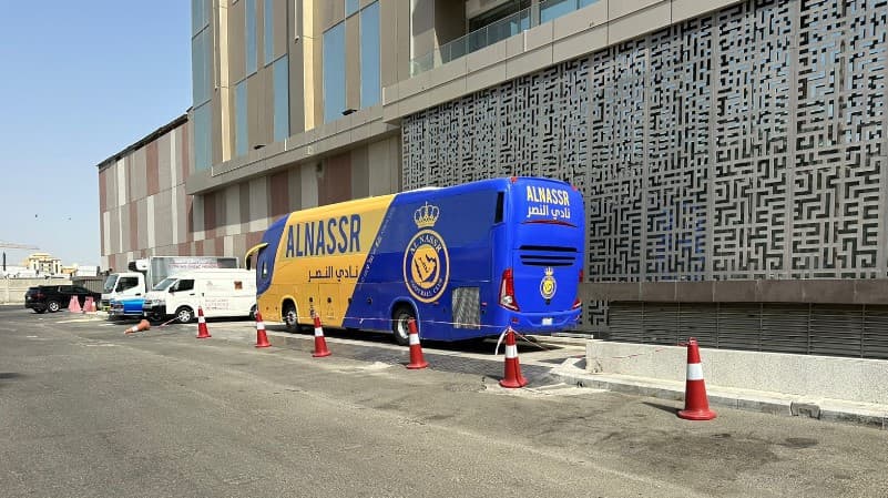 حافلة نادي النصر تقف بالقرب من فندق ماريوت في جدة. تصوير: خالد دغريري ـ "الاقتصادية"