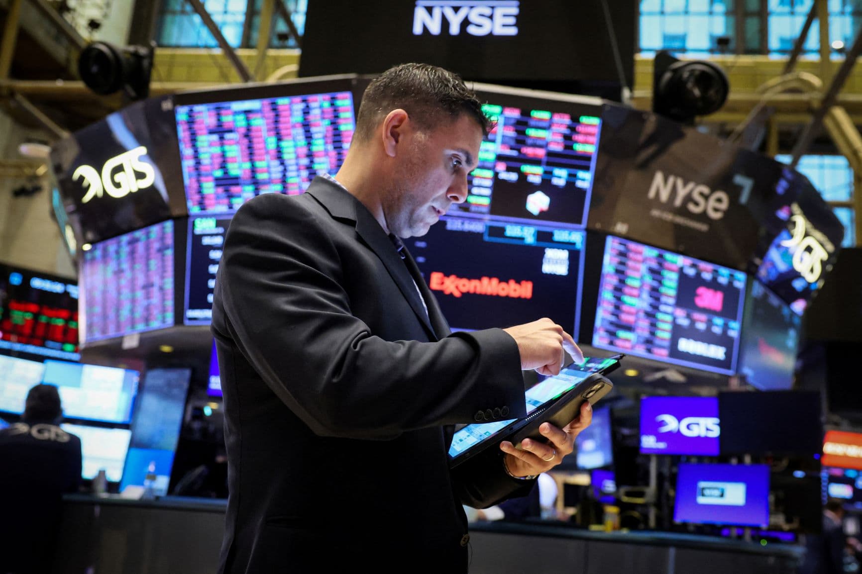 متداولون يعملون في بورصة نيويورك (NYSE) اليوم 8 مايو 2024. رويترز