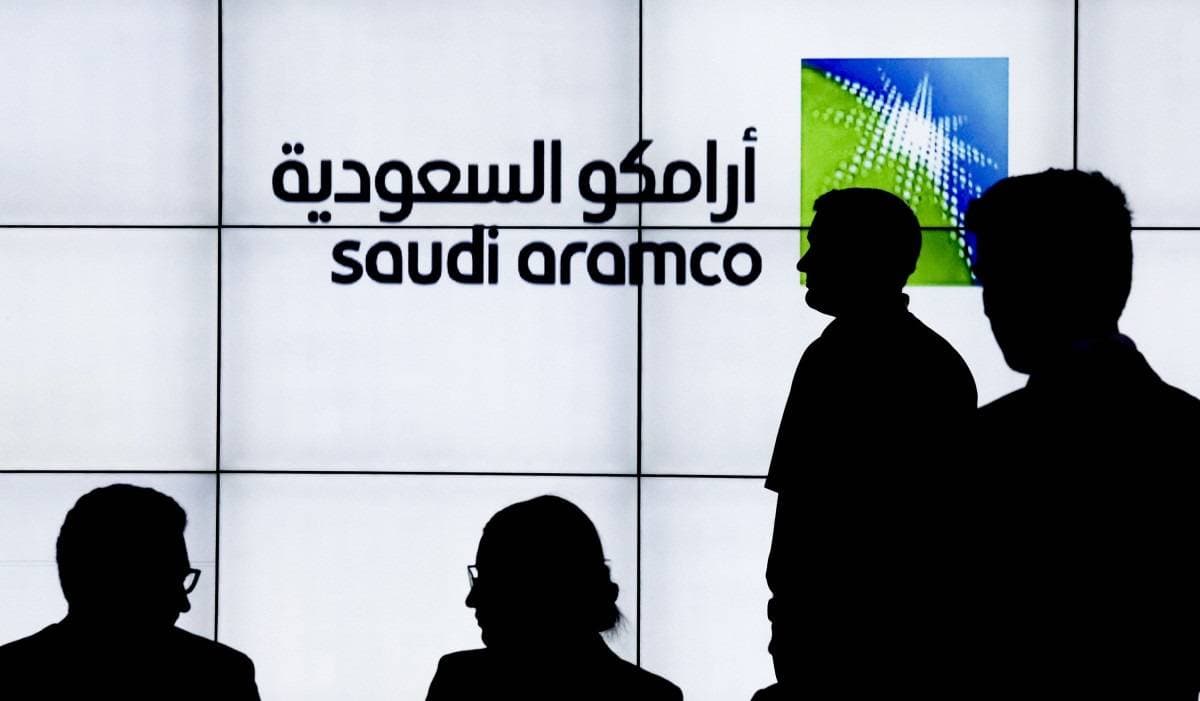 يفوق عائد توزيع أرامكو شركات الطاقة الكبرى عالميا التى يقل عائدها عن 5% عن آخر 12 شهرا. المصدر: بلومبرغ