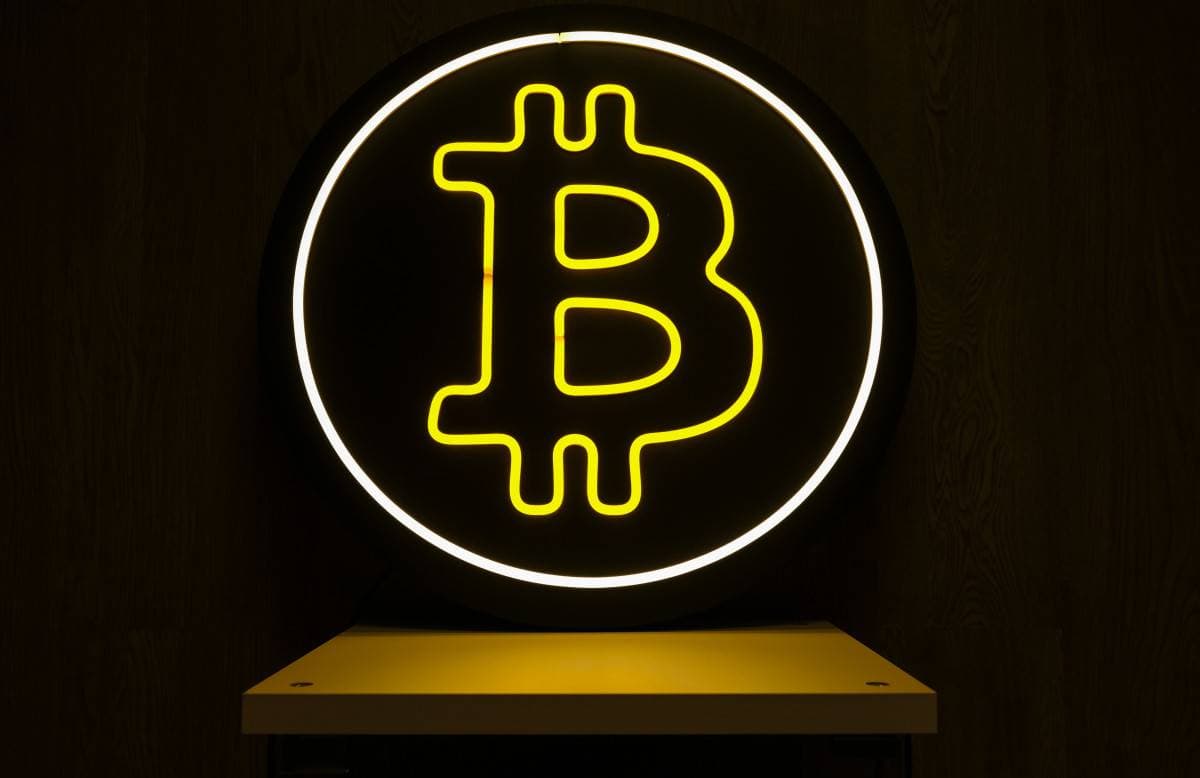 شعار مضئ بالنيون لعملة بتكوين المشفرة. "بلومبرغ"