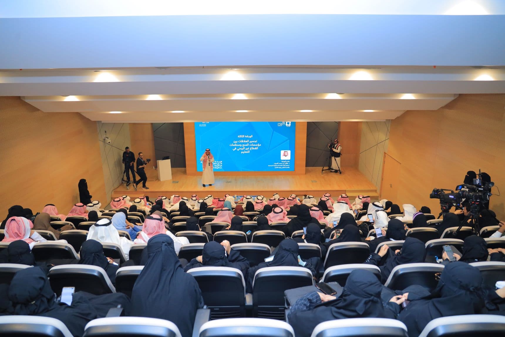 يقدر عدد الجمعيات الأهلية التعليمية نحو 92 جمعية في جميع مناطق السعودية.