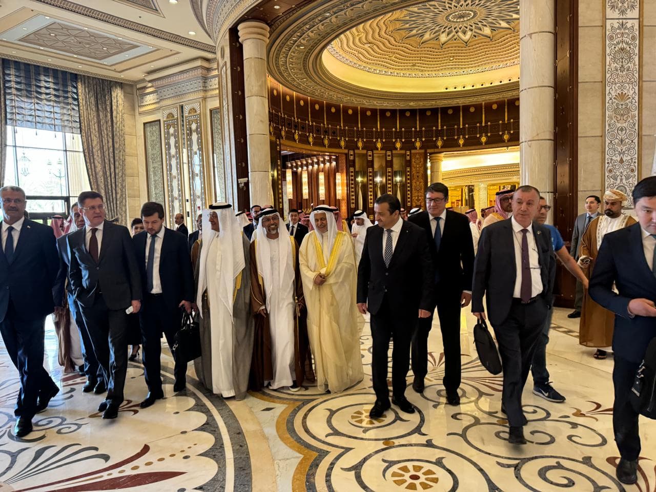 وزير الطاقة السعودي الأمير عبدالعزيز بن سلمان مع وزراء +أوبك في ختام الاجتماع الوزاري بالرياض اليوم. المصدر: الاقتصادية