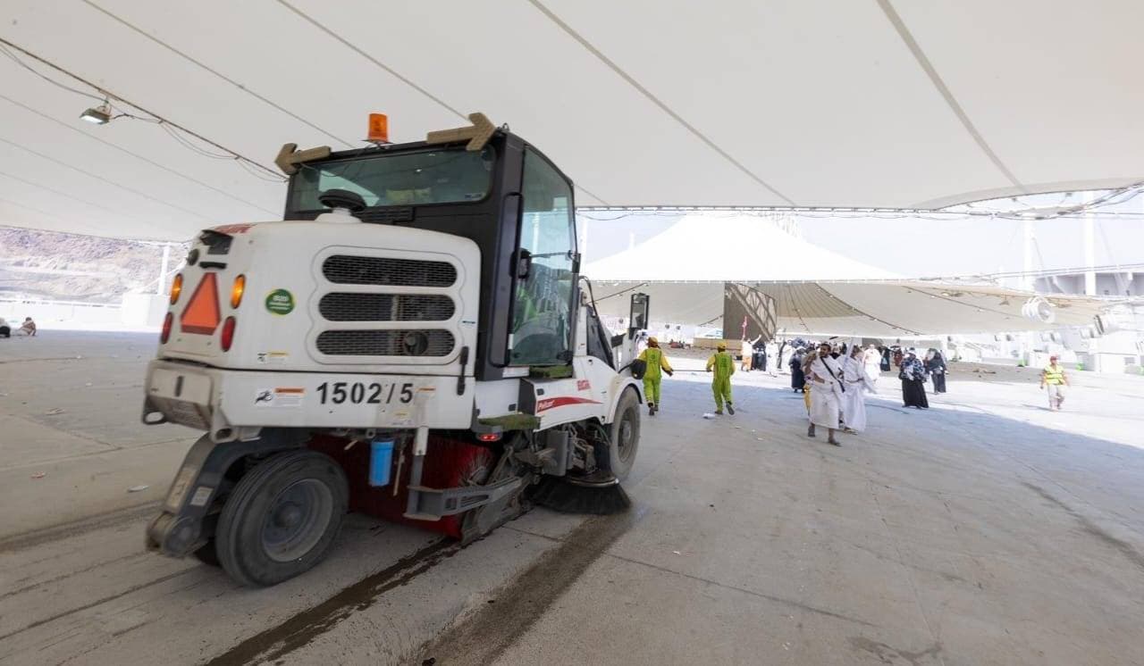 دون سلاح .. نائبة لبنانية تدخل بنك في بيروت للمطالبة بمدخراتها المجمدة