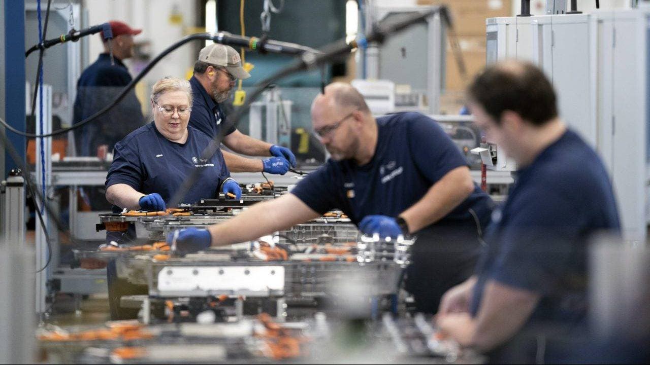 الطلبات المقدمة للمرة الأولى للحصول على إعانات البطالة الحكومية انخفضت بنحو خمسة آلاف.