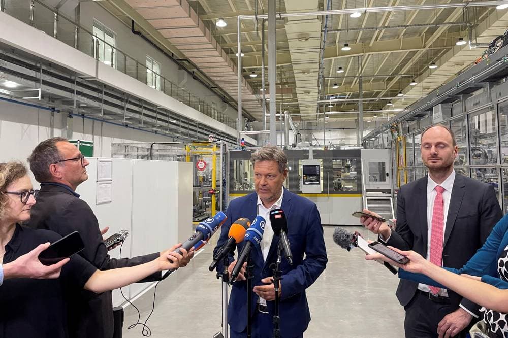 وزير الاقتصاد الألماني خلال زيارة مدينة هانجتشو الصينية. المصدر: رويترز