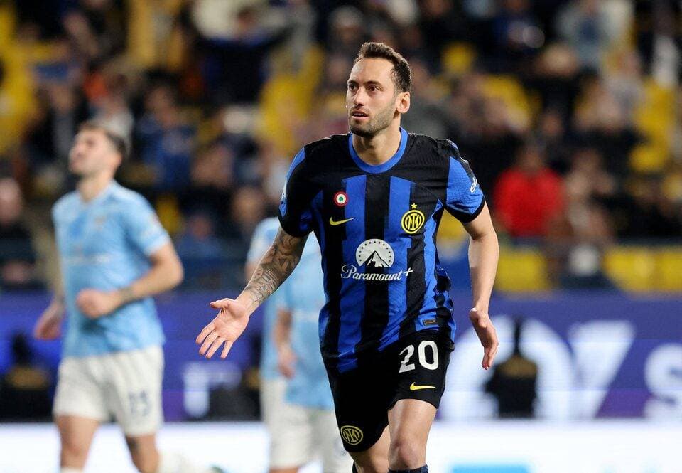 لاعب إنتر ميلان هاكان تشالهان أوغلو خلال إحدى المباريات السابقة. المصدر: رويترز