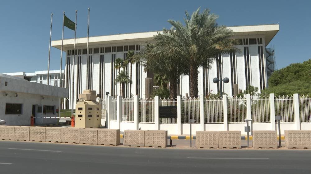 يؤكد البنك المركزي السعودي أهمية التعامل مع المؤسسات المالية المرخصة أو المصرح لها.