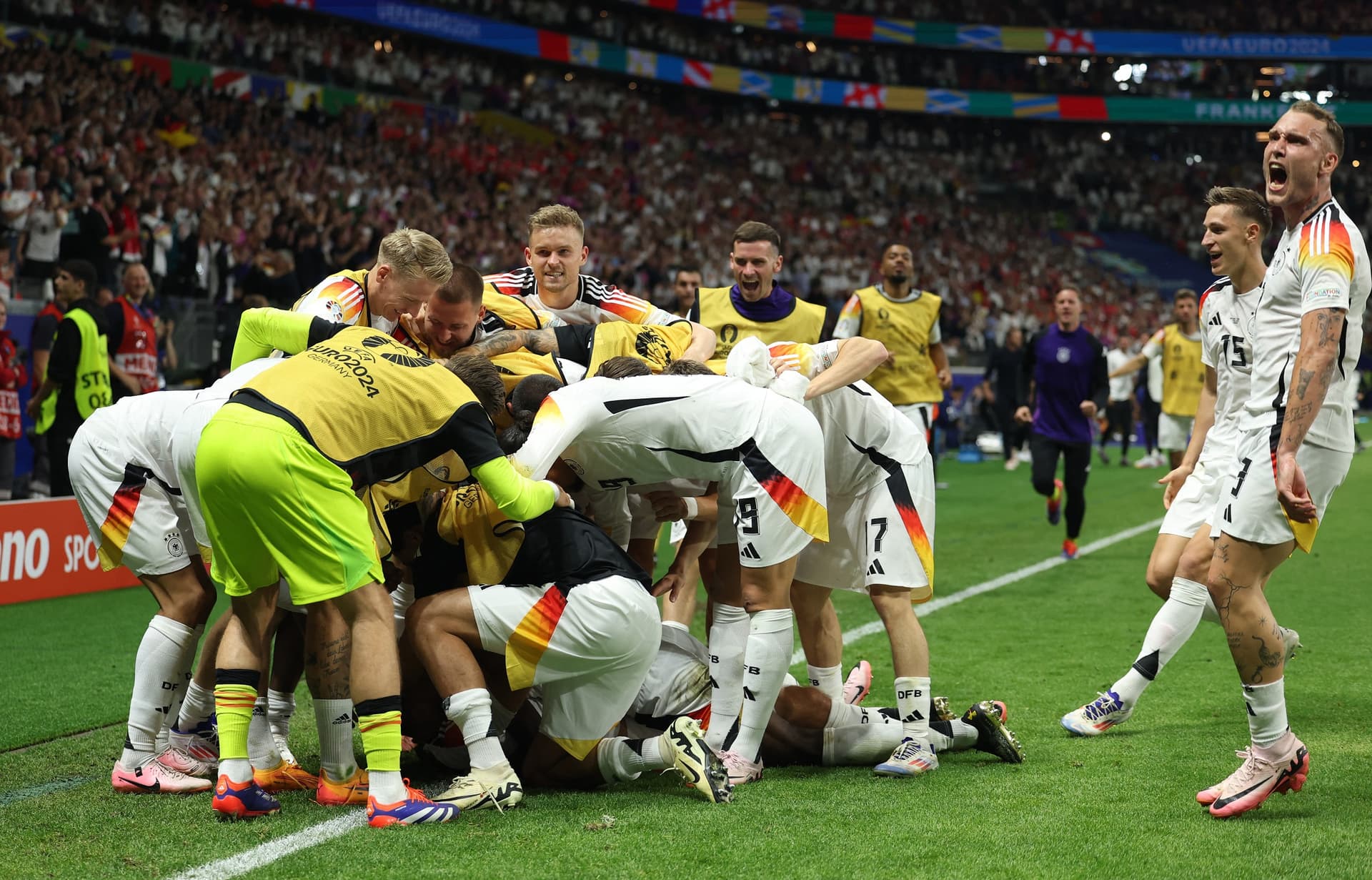 فرحة ألمانية بعد هدف التعادل مع سويسرا. (رويترز)