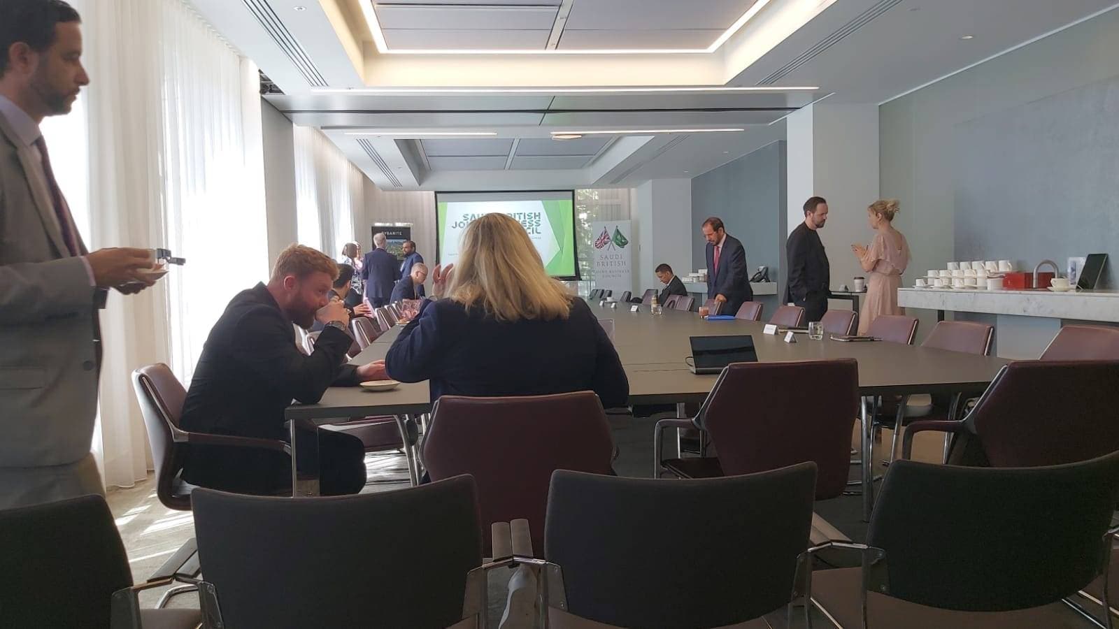 صورة من داخل مقر الجلسات الممهدة لقمة البنية التحتية المستدامة في لندن. تصوير "الاقتصادية"