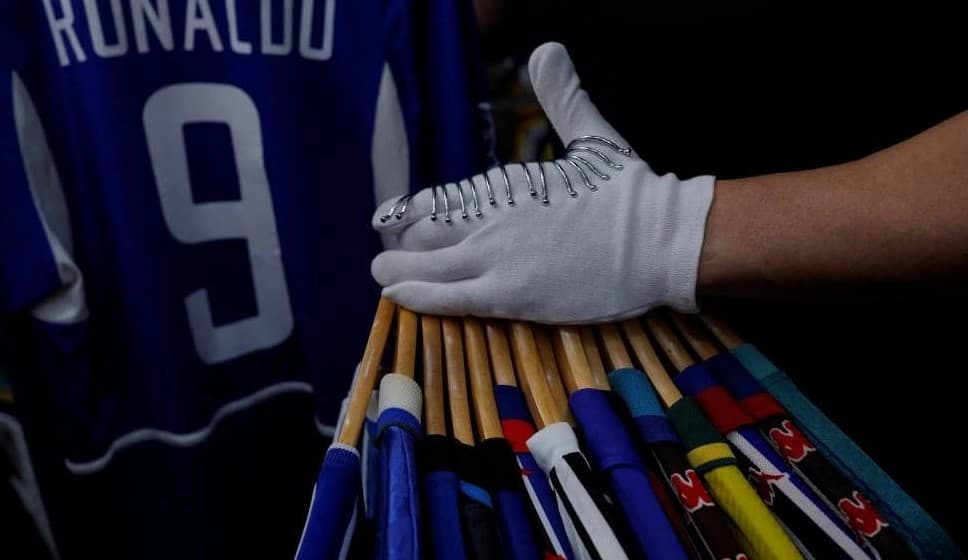 مشجع برازيلي يدخل التاريخ باقتناء 6101 قميص لكرة القدم. (رويترز)