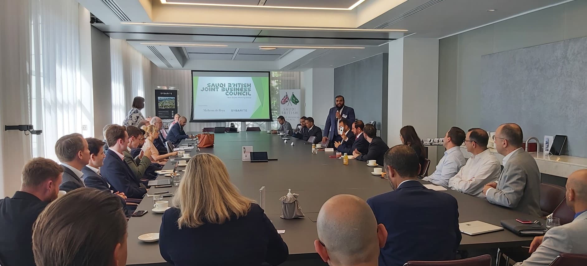 جانب من جلسات القمة البريطانية - السعودية للبنية التحتية المستدامة.