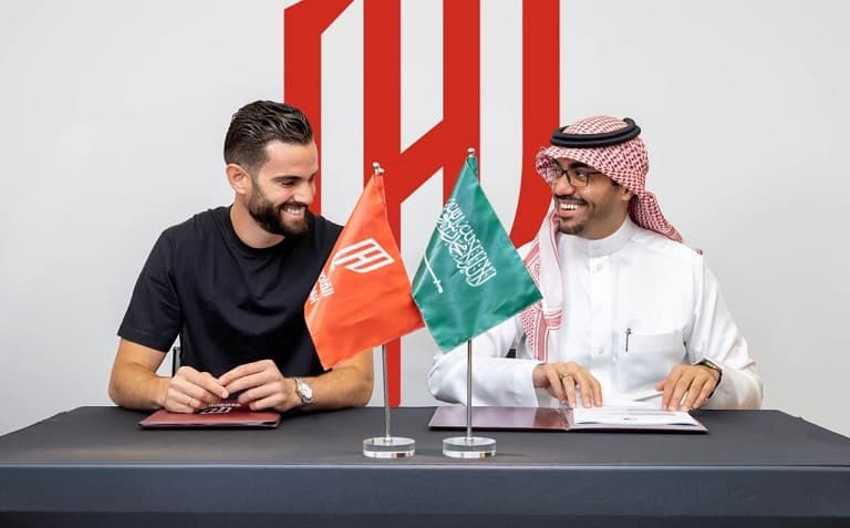 ناتشو خلال التوقيع مع نادي القادسية. (مركز القادسية الإعلامي)
