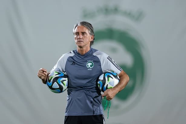 المدرب الإيطالي مانشيني خلال تدريب سابق مع الأخضر. (المنتخب السعودي)