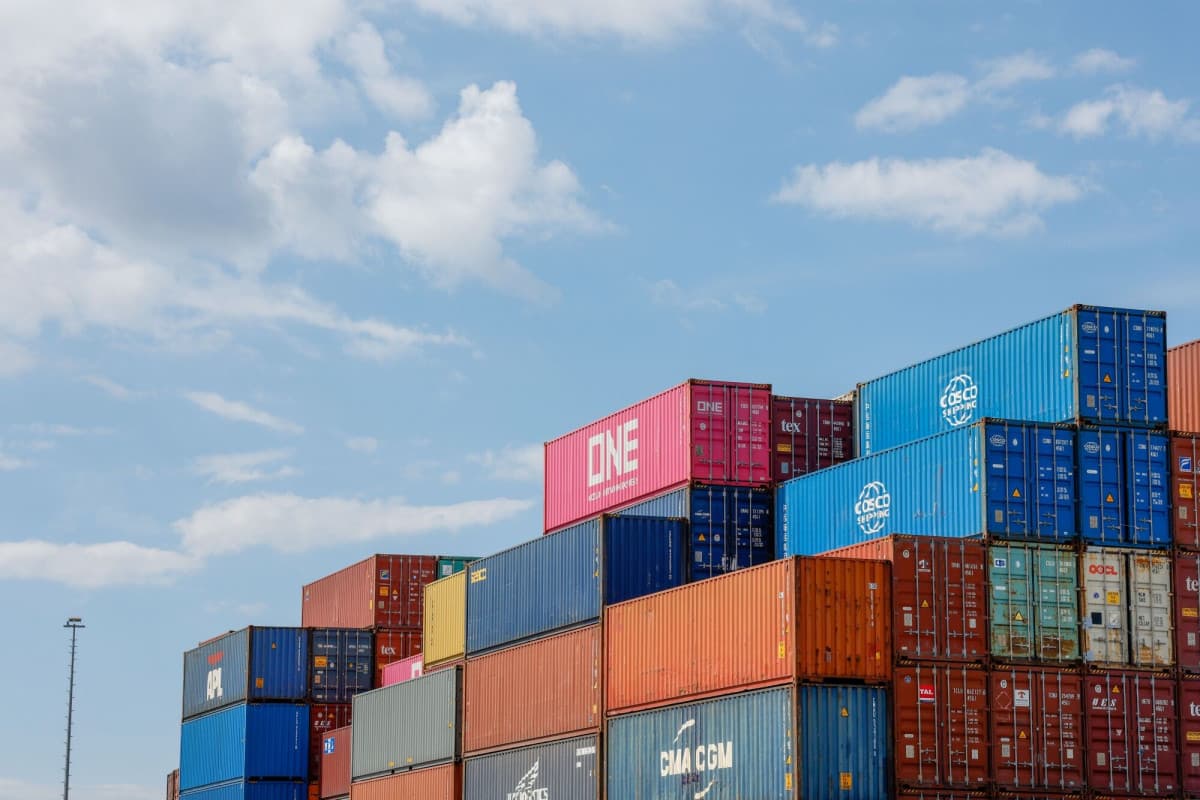 حاويات مكدسة في مركز لوجستي في مطار ميونيخ. "بلومبرغ"