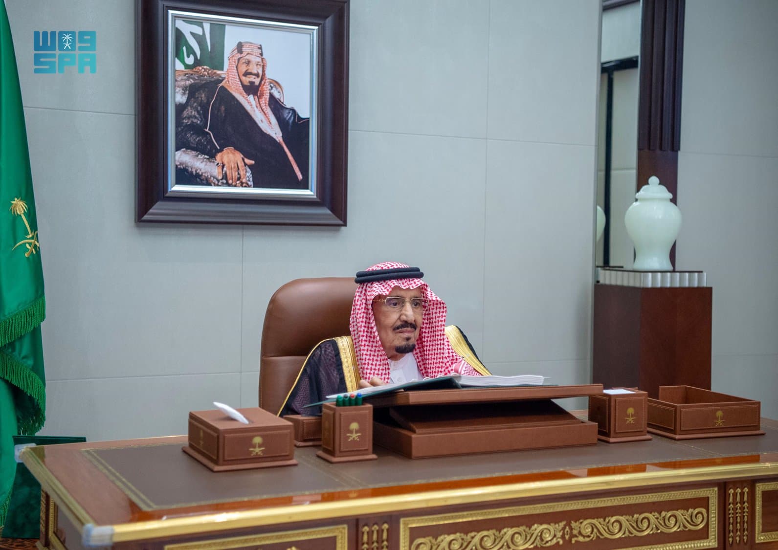 خادم الحرمين الشريفين خلال ترؤسه جلسة مجلس الوزراء عبر الاتصال المرئي اليوم. "واس"