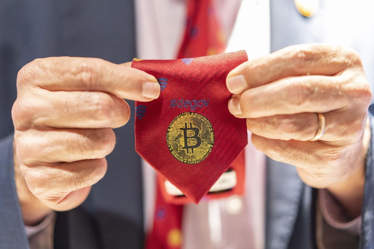 زخرفه خاصة بعملة بتكوين. " بلومبرغ"