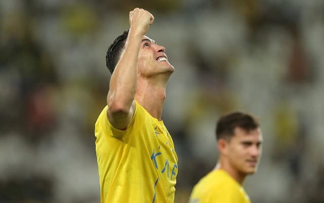 رونالدو يحتفل بعد أن أصبح الهداف التاريخي لدوري روشن السعودي في موسم واحد. (مركز النصر الإعلامي)