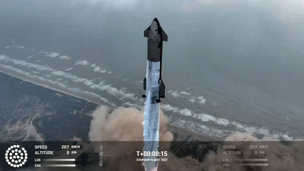 جانب من إطلاق مركبة "ستارشيب" الفضائية التابعة لشركة سبيس إكس اليوم بهدف إجراء رحلات إلى القمر والمريخ. "الفرنسية"