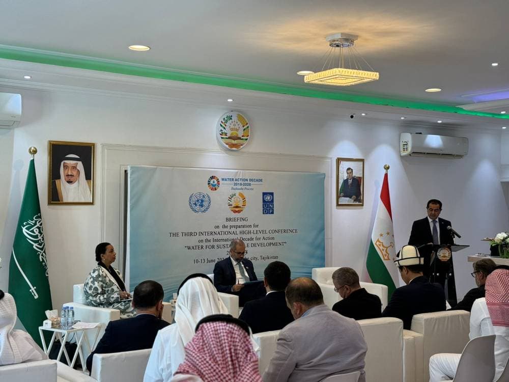 سفير طاجيكستان أكرم كريمي متحدثا خلال لقاء في الرياض أمس يمهد لمؤتمر عن الماء والتنمية المستدامة. 