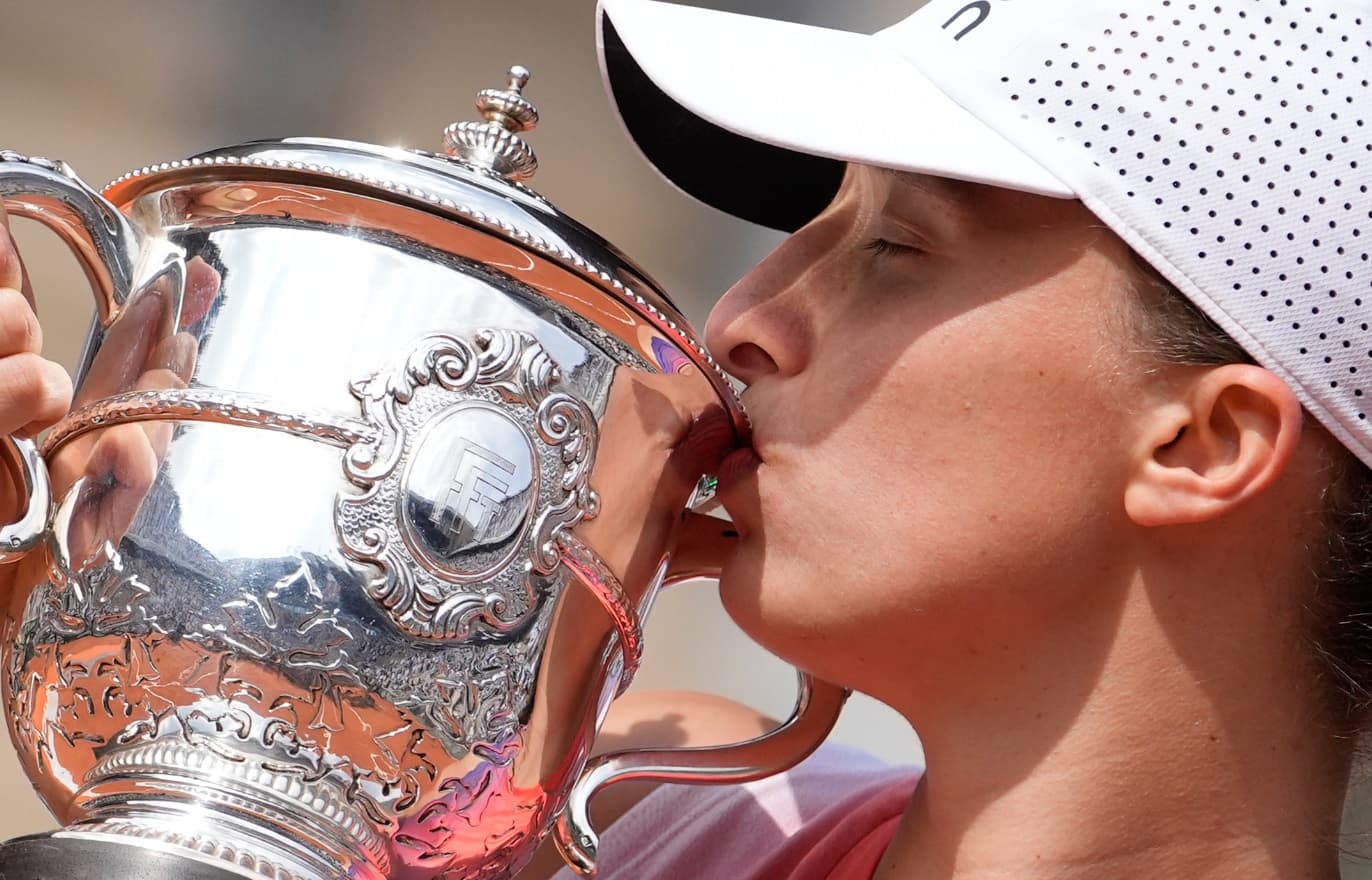 شفيونتيك تقبل الكأس بعد فوزها في نهائي بطولة فرنسا المفتوحة للتنس للسيدات. أ.ب